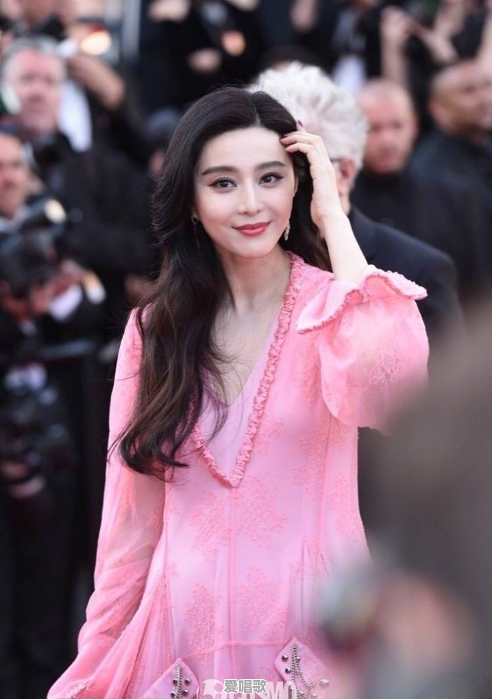 有哪些女星身着粉裙的精致造型 - 爱唱歌
