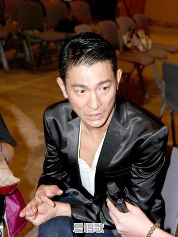 为什么现在的草根网红越来越受欢迎 为什么现在的草根网红越来越受欢迎 - 爱唱歌