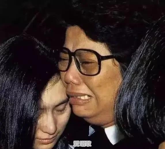 赌王千金何超琼当年为陈百强扶灵是怎么回事,他们相爱过吗 赌王千金何超琼当年为陈百强扶灵是怎么回事,他们相爱过吗 - 爱唱歌
