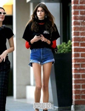 超模女儿Kaia腿长逆天,她都喜欢穿哪些时尚单品 超模女儿Kaia腿长逆天,她都喜欢穿哪些时尚单品 - 爱唱歌