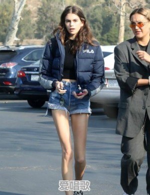 超模女儿Kaia腿长逆天,她都喜欢穿哪些时尚单品 超模女儿Kaia腿长逆天,她都喜欢穿哪些时尚单品 - 爱唱歌