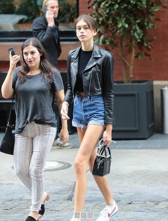 超模女儿Kaia腿长逆天,她都喜欢穿哪些时尚单品 超模女儿Kaia腿长逆天,她都喜欢穿哪些时尚单品 - 爱唱歌