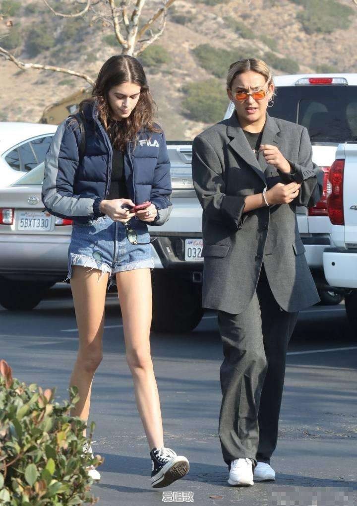 超模女儿Kaia腿长逆天,她都喜欢穿哪些时尚单品 超模女儿Kaia腿长逆天,她都喜欢穿哪些时尚单品 - 爱唱歌