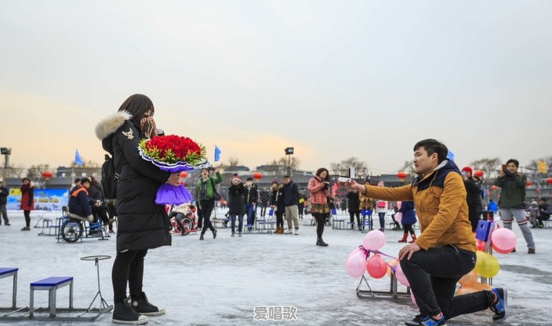 送女生什么礼物可以让她开心很久 - 爱唱歌