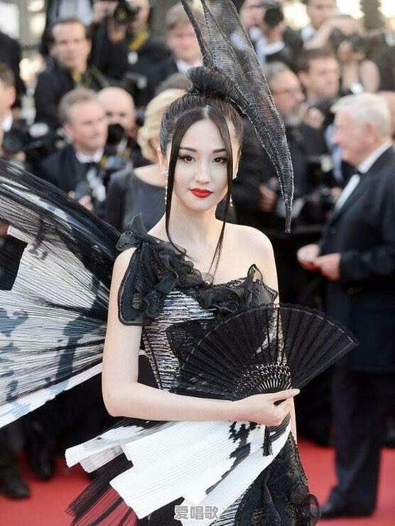哪些网红红毯上出的“糗”,会让你觉得很辣眼 哪些网红红毯上出的“糗”,会让你觉得很辣眼 - 爱唱歌