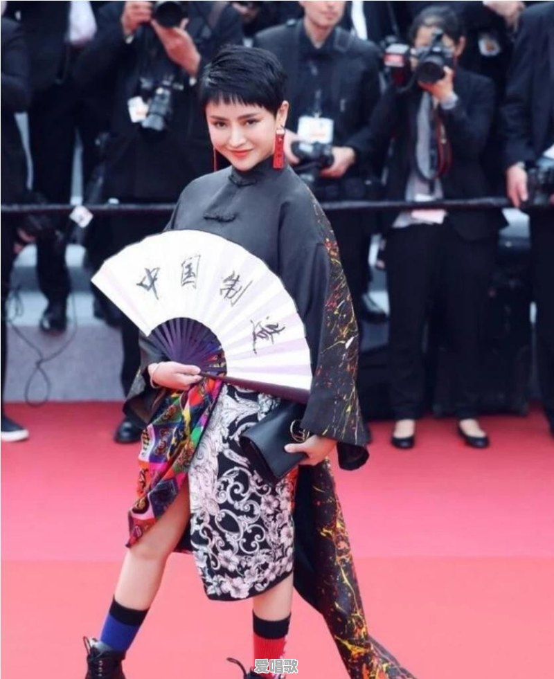 哪些网红红毯上出的“糗”,会让你觉得很辣眼 哪些网红红毯上出的“糗”,会让你觉得很辣眼 - 爱唱歌