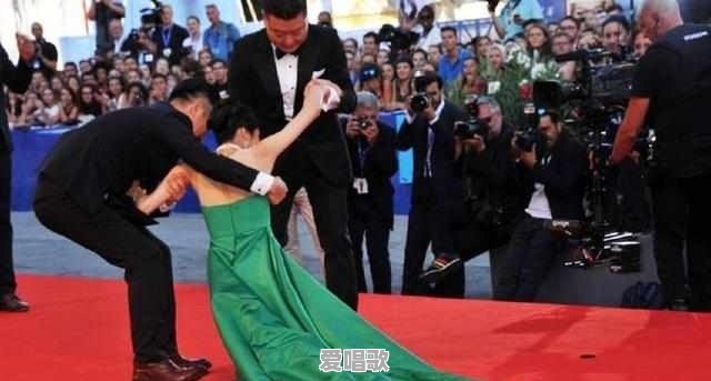 哪些网红红毯上出的“糗”,会让你觉得很辣眼 哪些网红红毯上出的“糗”,会让你觉得很辣眼 - 爱唱歌