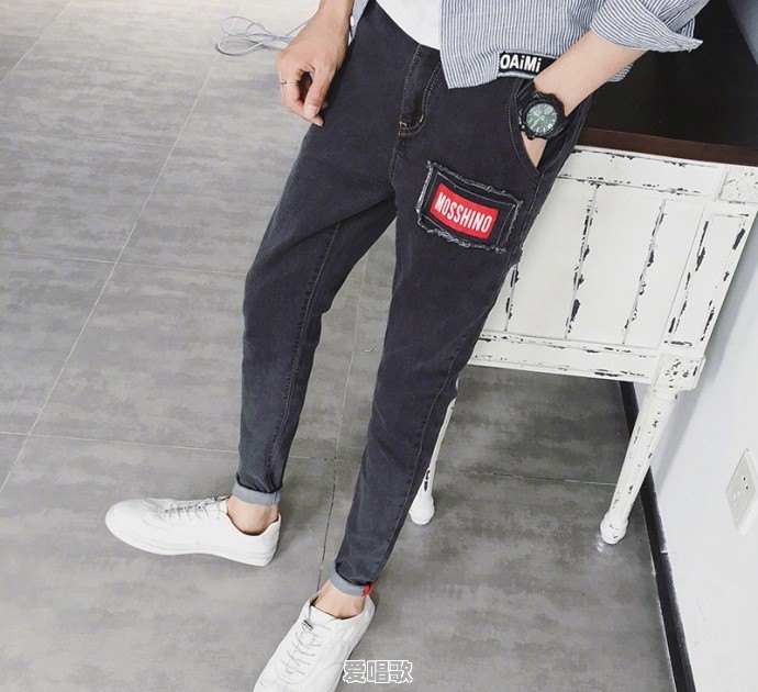 紧身牛仔裤性感有活力,是否有种怦然心动的感觉 紧身牛仔裤性感有活力,是否有种怦然心动的感觉 - 爱唱歌
