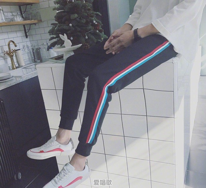 紧身牛仔裤性感有活力,是否有种怦然心动的感觉 紧身牛仔裤性感有活力,是否有种怦然心动的感觉 - 爱唱歌
