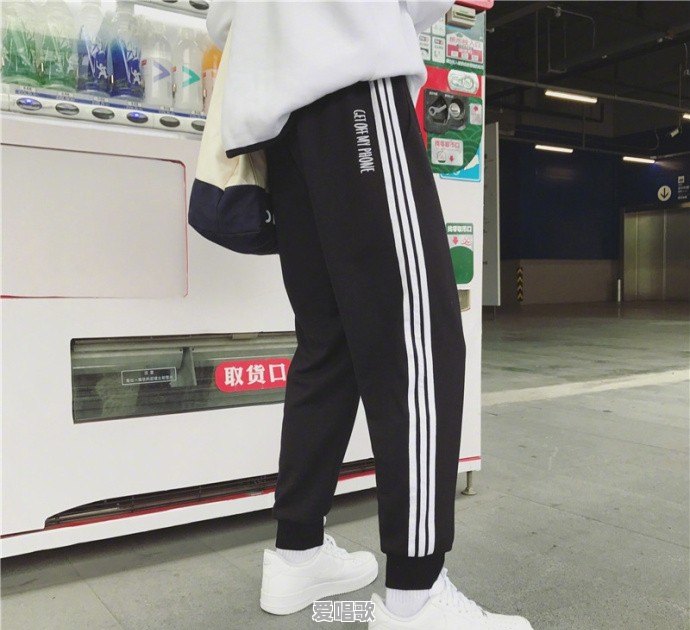 紧身牛仔裤性感有活力,是否有种怦然心动的感觉 紧身牛仔裤性感有活力,是否有种怦然心动的感觉 - 爱唱歌