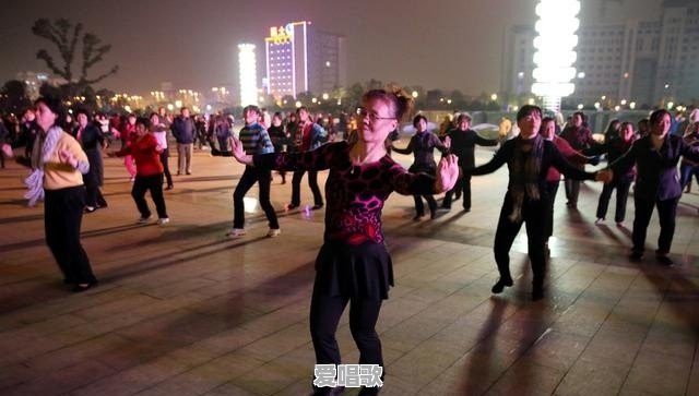 如何看待郑州大爷大妈“尬舞”走红网络 如何看待郑州大爷大妈“尬舞”走红网络 - 爱唱歌