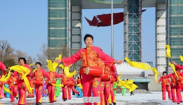 如何看待郑州大爷大妈“尬舞”走红网络 如何看待郑州大爷大妈“尬舞”走红网络 - 爱唱歌