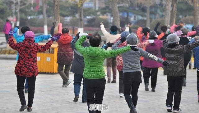 如何看待郑州大爷大妈“尬舞”走红网络 如何看待郑州大爷大妈“尬舞”走红网络 - 爱唱歌