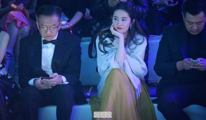 嘉人盛典杨幂刘亦菲唐嫣杨颖等女星现场比美,未修图谁赢了 嘉人盛典杨幂刘亦菲唐嫣杨颖等女星现场比美,未修图谁赢了 - 爱唱歌