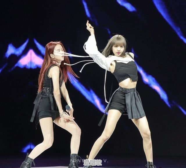 织部里沙(LiSA)的演唱舞台风到底有多强 织部里沙(LiSA)的演唱舞台风到底有多强 - 爱唱歌