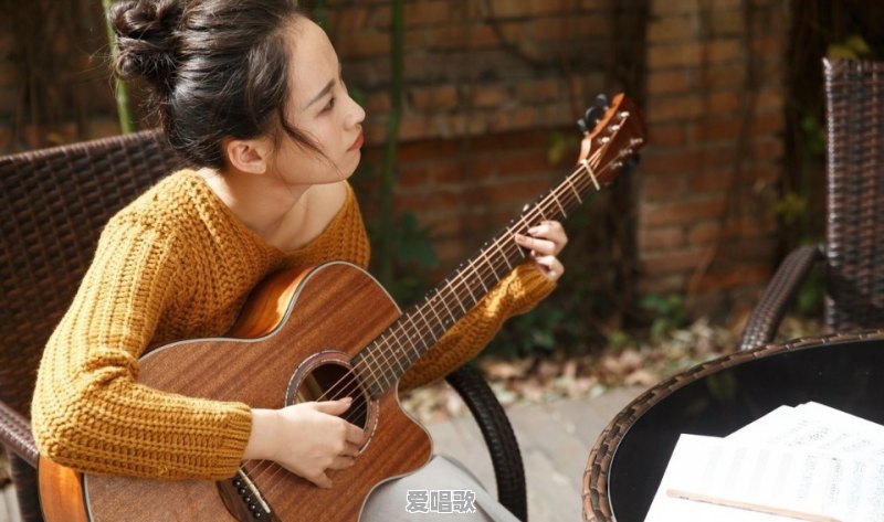 那些弹十几首歌不看谱的街头弹唱吉他手,是怎么把歌曲和弦记住的?学习记忆有哪些经验可以分享 那些弹十几首歌不看谱的街头弹唱吉他手,是怎么把歌曲和弦记住的?学习记忆有哪些经验可以分享 - 爱唱歌