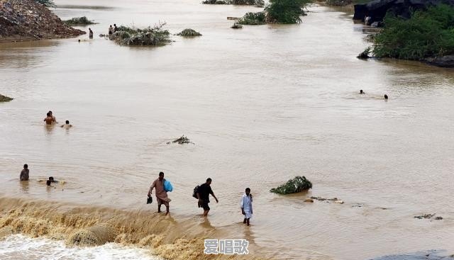 巴基斯坦记者洪水中报道成网红,是敬业重要,还是安全重要 巴基斯坦记者洪水中报道成网红,是敬业重要,还是安全重要 - 爱唱歌