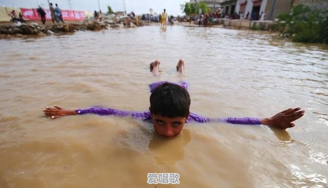 巴基斯坦记者洪水中报道成网红,是敬业重要,还是安全重要 巴基斯坦记者洪水中报道成网红,是敬业重要,还是安全重要 - 爱唱歌