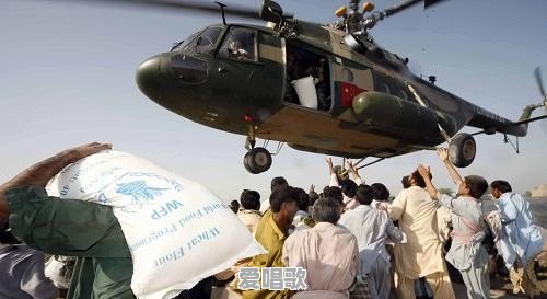巴基斯坦记者洪水中报道成网红,是敬业重要,还是安全重要 巴基斯坦记者洪水中报道成网红,是敬业重要,还是安全重要 - 爱唱歌