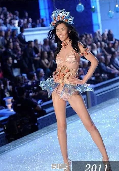 刘雯多次登维密秀场，哪次让人印象最深刻 - 爱唱歌