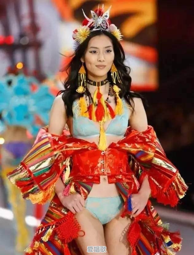 刘雯多次登维密秀场，哪次让人印象最深刻 - 爱唱歌