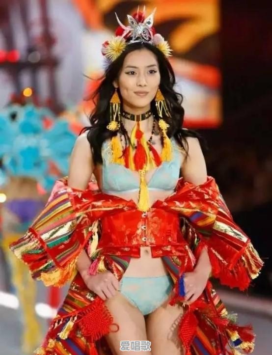 刘雯多次登维密秀场，哪次让人印象最深刻 - 爱唱歌