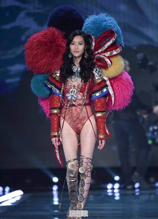 刘雯多次登维密秀场，哪次让人印象最深刻 - 爱唱歌