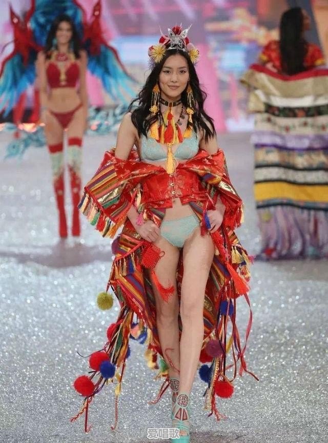 刘雯多次登维密秀场，哪次让人印象最深刻 - 爱唱歌