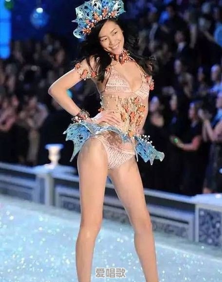 刘雯多次登维密秀场，哪次让人印象最深刻 - 爱唱歌