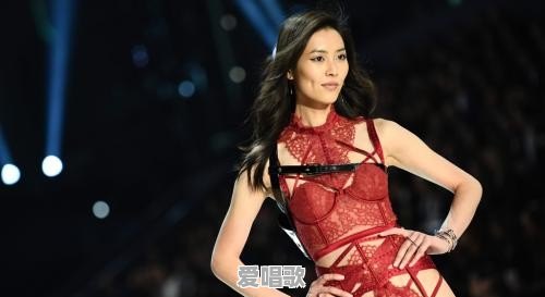 刘雯多次登维密秀场，哪次让人印象最深刻 - 爱唱歌
