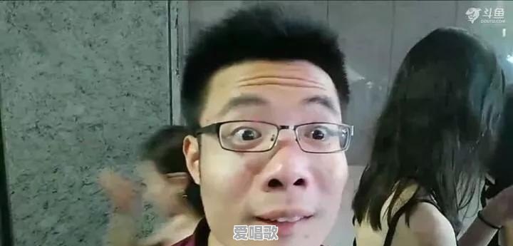 如何看待斗鱼芜湖大司马被爆直播吃鸡开挂 - 爱唱歌