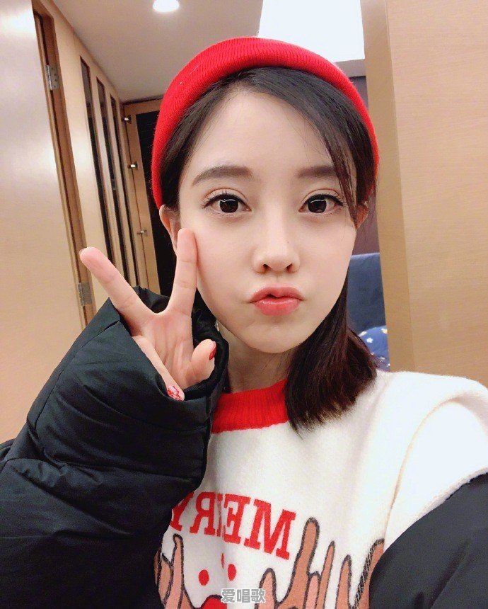 网红室外女歌手 网红室外女歌手 - 爱唱歌