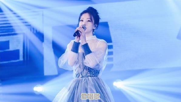 网红室外女歌手 网红室外女歌手 - 爱唱歌