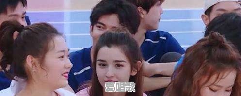浙江卫视跨年演唱会上那个年轻漂亮却说错台词的女主持人是谁 浙江卫视跨年演唱会上那个年轻漂亮却说错台词的女主持人是谁 - 爱唱歌