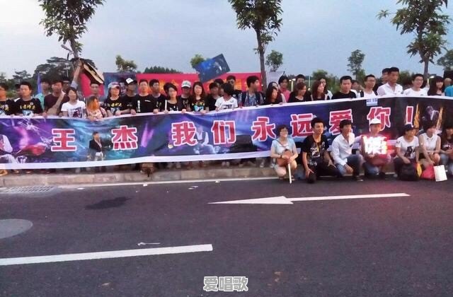 为什么王杰要在微博备注上写自己是华语乐坛巨星 为什么王杰要在微博备注上写自己是华语乐坛巨星 - 爱唱歌