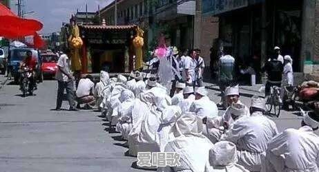 为什么人去世了,又唱又跳,还有烟火表演 为什么人去世了,又唱又跳,还有烟火表演 - 爱唱歌