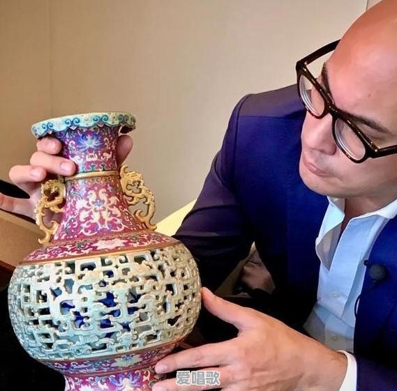 乾隆玲珑夹层瓶在香港拍出超7000万港元，为什么价这么高 - 爱唱歌