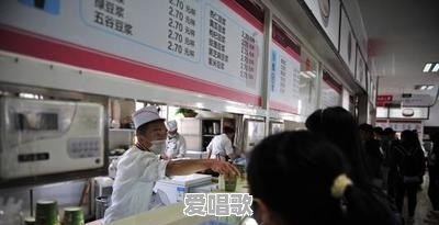 昆明“豆浆哥”卖一杯豆浆捐两毛钱,已经资助很多大学生,你怎么看 昆明“豆浆哥”卖一杯豆浆捐两毛钱,已经资助很多大学生,你怎么看 - 爱唱歌