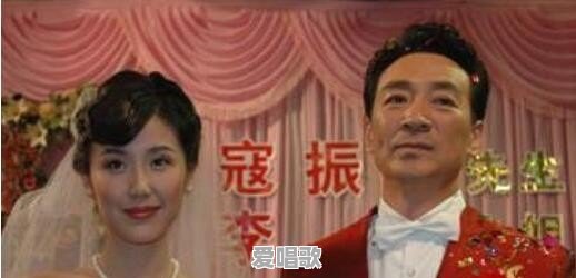 娶了嫩妻越活越年轻的老年演员，除了王刚还有谁 - 爱唱歌