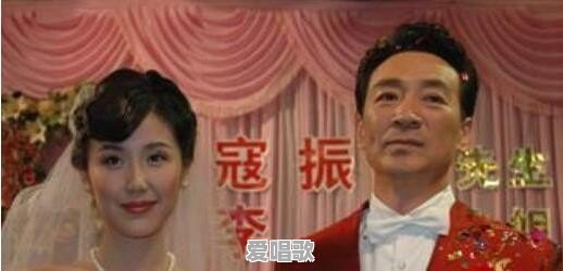 娶了嫩妻越活越年轻的老年演员,除了王刚还有谁 娶了嫩妻越活越年轻的老年演员,除了王刚还有谁 - 爱唱歌
