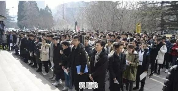 本人学的声乐,学校没有表演。我能不能通过艺考集训来学习一下,然后考个表演类院校 本人学的声乐,学校没有表演。我能不能通过艺考集训来学习一下,然后考个表演类院校 - 爱唱歌