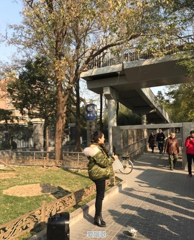 网友拍到歌手何洁在北京天桥底卖唱，这是炒作吗 - 爱唱歌