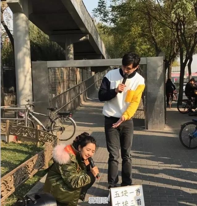 网友拍到歌手何洁在北京天桥底卖唱，这是炒作吗 - 爱唱歌