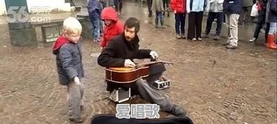 网友拍到歌手何洁在北京天桥底卖唱，这是炒作吗 - 爱唱歌