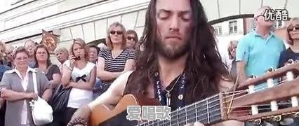 网友拍到歌手何洁在北京天桥底卖唱，这是炒作吗 - 爱唱歌