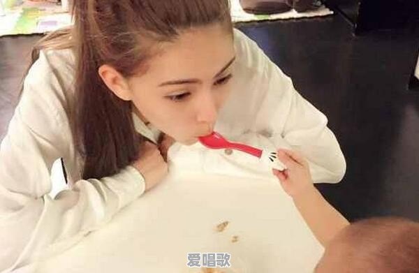 只是在服装店打工的昆凌,是如何吸引到周杰伦的注意 只是在服装店打工的昆凌,是如何吸引到周杰伦的注意 - 爱唱歌