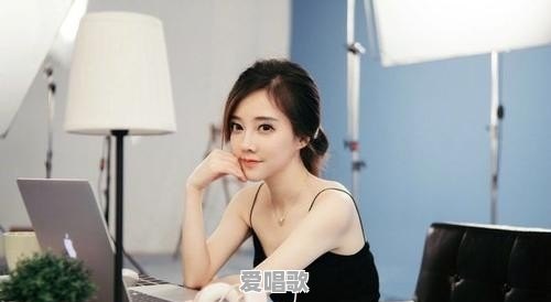 冯提莫首次挑战渔网袜,粉丝竟大失所望,网友调侃:还是腿太短,你怎么看 冯提莫首次挑战渔网袜,粉丝竟大失所望,网友调侃:还是腿太短,你怎么看 - 爱唱歌