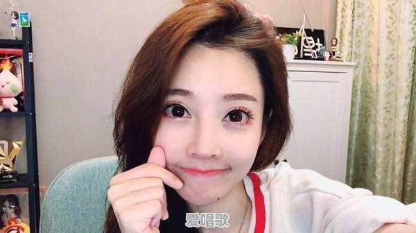 冯提莫首次挑战渔网袜,粉丝竟大失所望,网友调侃:还是腿太短,你怎么看 冯提莫首次挑战渔网袜,粉丝竟大失所望,网友调侃:还是腿太短,你怎么看 - 爱唱歌