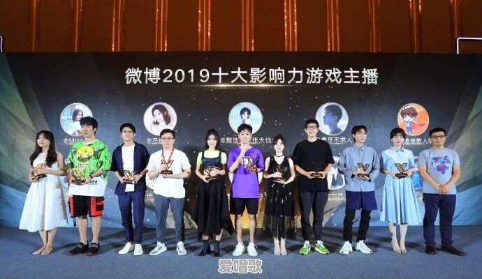 冯提莫首次挑战渔网袜,粉丝竟大失所望,网友调侃:还是腿太短,你怎么看 冯提莫首次挑战渔网袜,粉丝竟大失所望,网友调侃:还是腿太短,你怎么看 - 爱唱歌