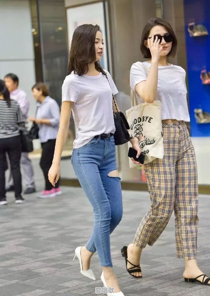 现在一个女生能主动到什么地步 - 爱唱歌